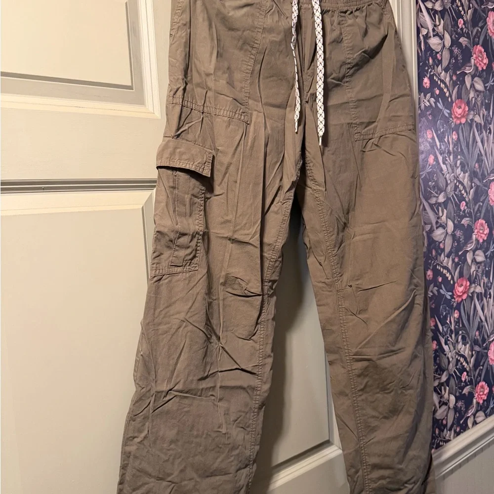 aerie women’s Cargo Pants in Olive Brown - Picture 1 of 2